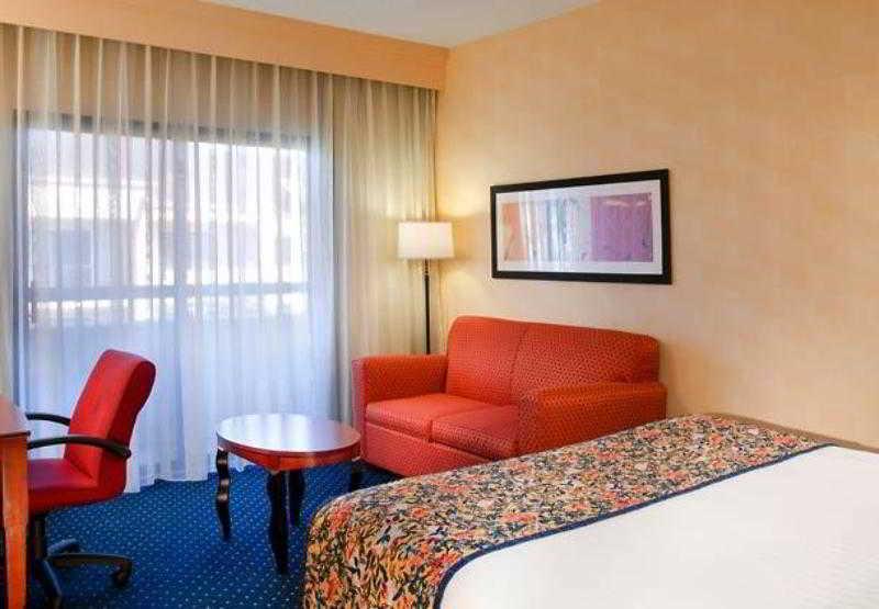 Courtyard Chicago Arlington Heights/South Otel Oda fotoğraf